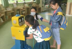幼儿园“晨检”智能机器人 3秒左右进行进园查验“晨检”机器人卫士